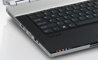 Illustration for article titled Sony VAIO FZ: Burns Blu-ray Discs, Looks Like a MacBook